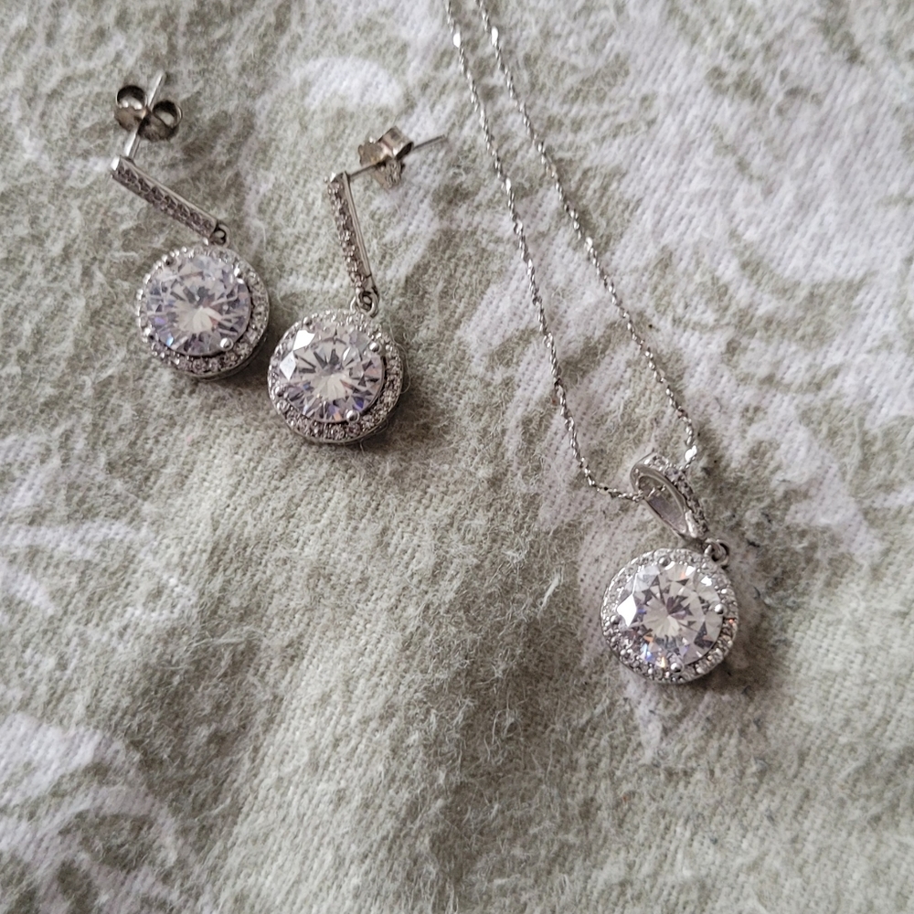 Earrings and necklace set